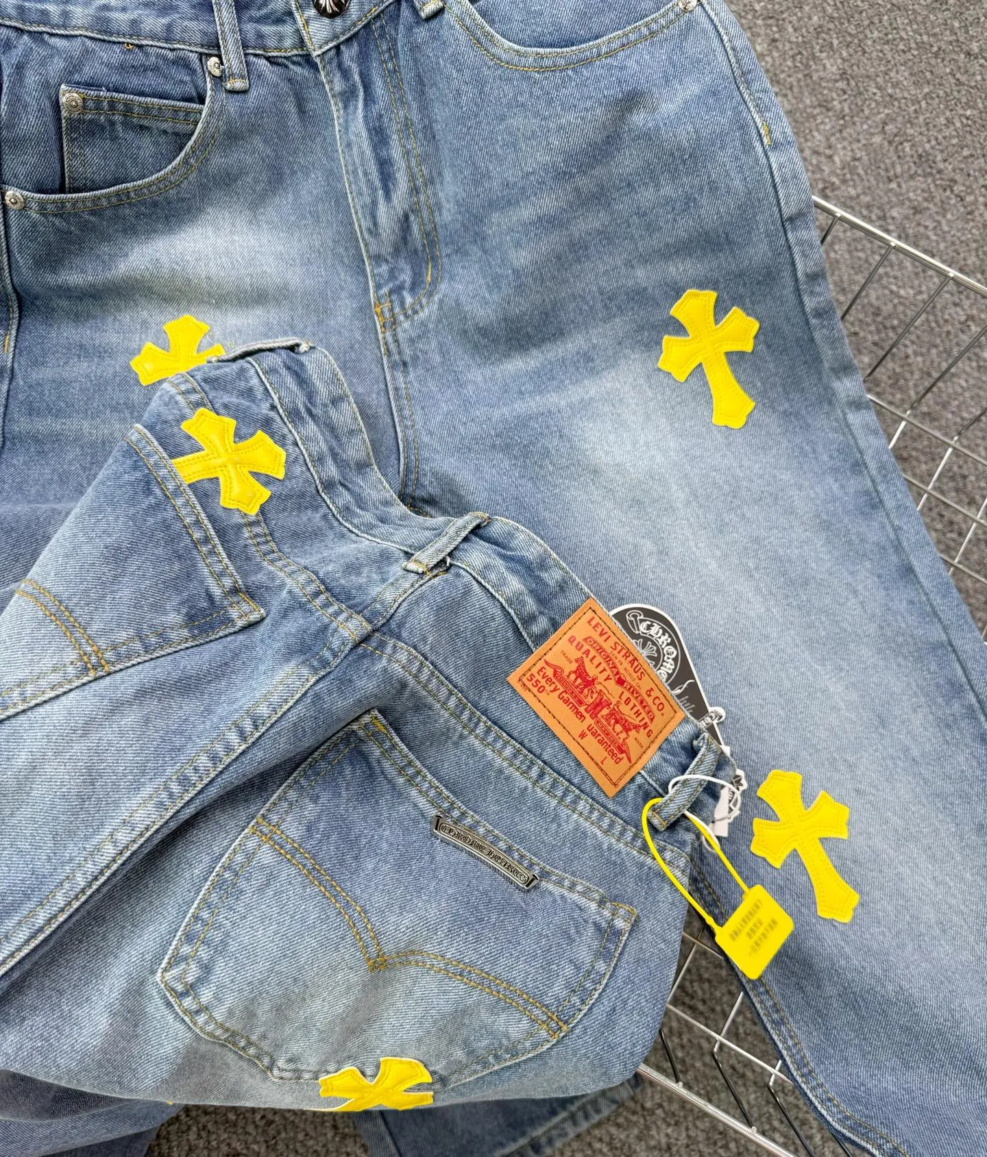 P240 Style No.: H838 Chrome Hearts & Chrome Hearts High-end Chrome hearts blue and yellow leather cross patchwork leather jeans, the same style as the trendy uncle. Original hardware accessories, washed and other elevators, QR code analysis are all purchased from the original factory, high degree of restoration, you are welcome to compare with a certain product~ Three-dimensional version, loose and comfortable, not picky about the figure, taller and slimmer, factory Seiko, original quality control, same style for men and women, can be matched with couples, versatile recommendation, must-have jeans for all seasons, fashionable people have been disappointed From the quality selection of fabrics, the tailoring of details, and the matching of patterns, everything is impeccable! The upper body is so handsome when worn...it can be easily worn by men, women and children! The craftsmanship is made of heavy-duty washed pure cotton denim fabric. After washing, it is soft and thick and looks very stylish when worn. Size: 28, 30, 32, 34 Color: blue